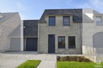 Nieuwbouw woning gelegen in een rustige en aantrekkelijke nieuwe woonbuurt, op korte wandelafstand van het strand en het centrum van Wenduine.
Deze duurzaam gebouwde en energiezuinige woning biedt u op het gelijkvloers: een ruime woonkamer uitgevend op het zuidgericht terras en de tuin, royaal ingerichte en open keuken, bureauruimte, inkomhall met afzonderlijk toilet en garage met aansluiting wasmachine.
Op de eerste verdieping bevinden zich 3 ruime slaapkamers, badkamer met ligbad en douche, nachttoilet, berging en toegang tot de zolder via een zolderluik met trap.
Verder beschikt de woning nog over individuele centrale gasverwarming en regenwaterput. De woning is volledig afgewerkt en schilderklaar; de eigenaar voorziet nog de tuinafsluiting en het inzaaien van het gazon. Onder deze tekst bij "documenten" vindt u een grondplan.
(18/046)